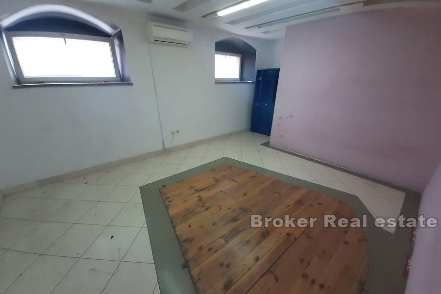 Split center - Two-storey business space