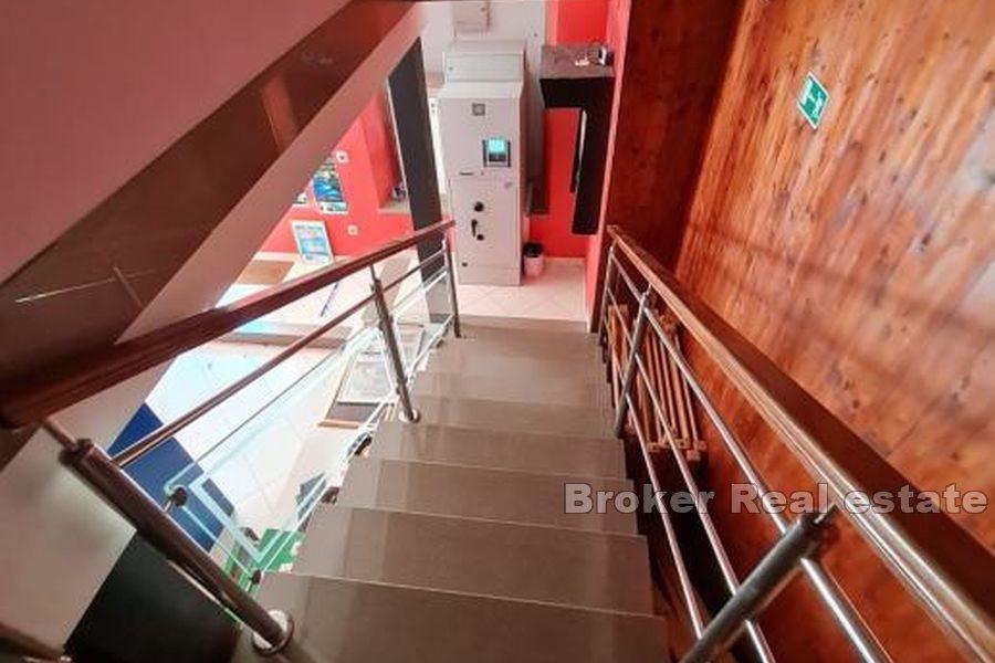 Split center - Two-storey business space