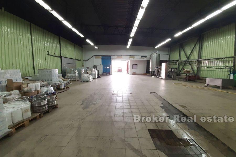 Split - Spacious storage and production space