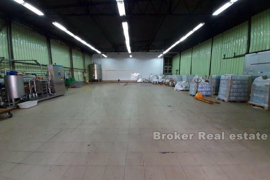Split - Spacious storage and production space