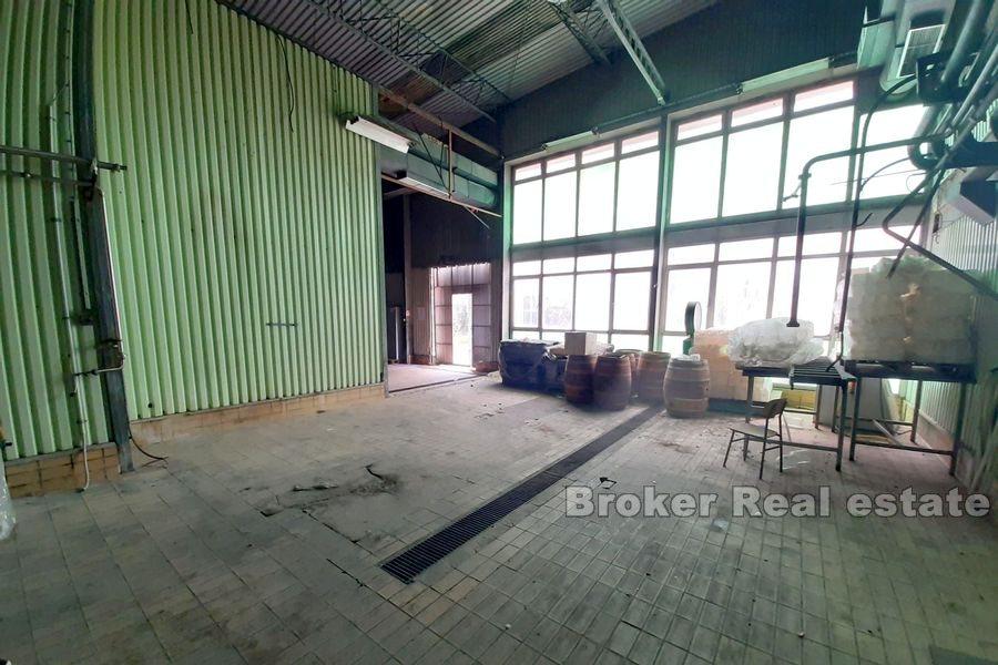 Split - Spacious storage and production space