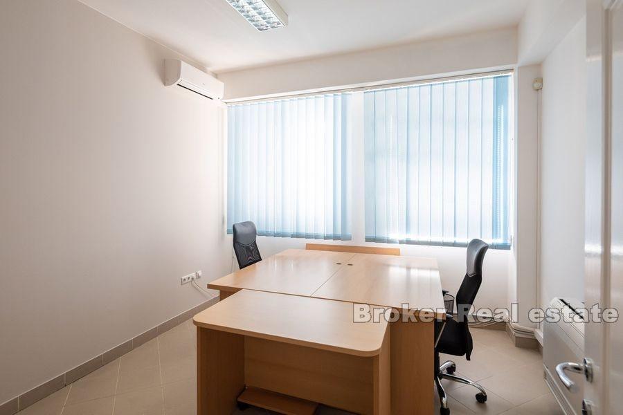 Split - Well-organized office space