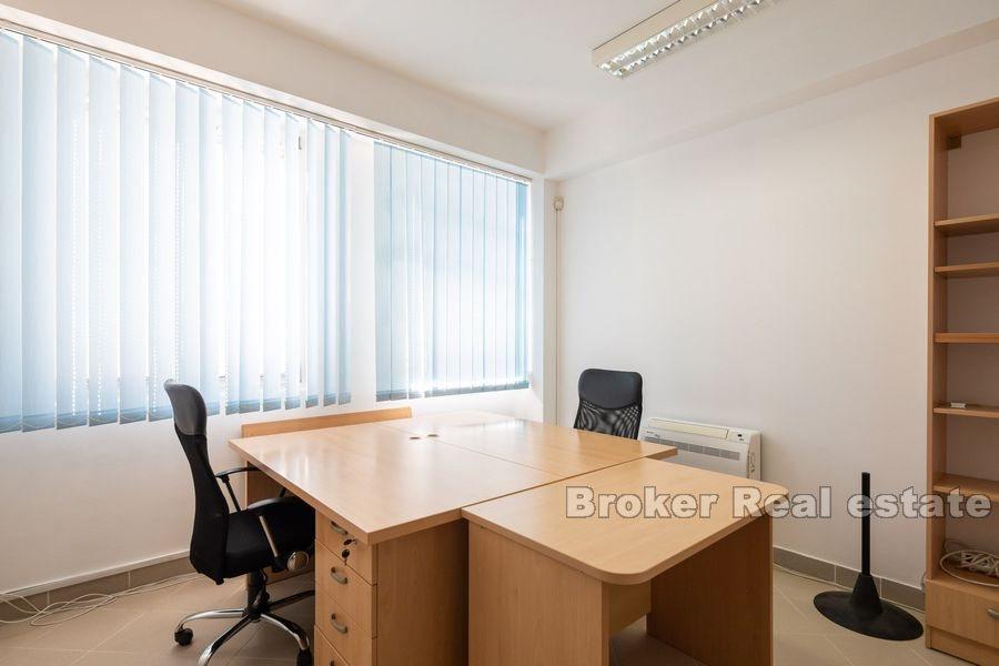 Split - Well-organized office space