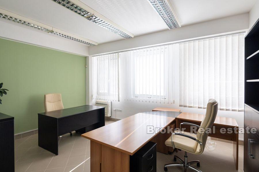 Split - Well-organized office space