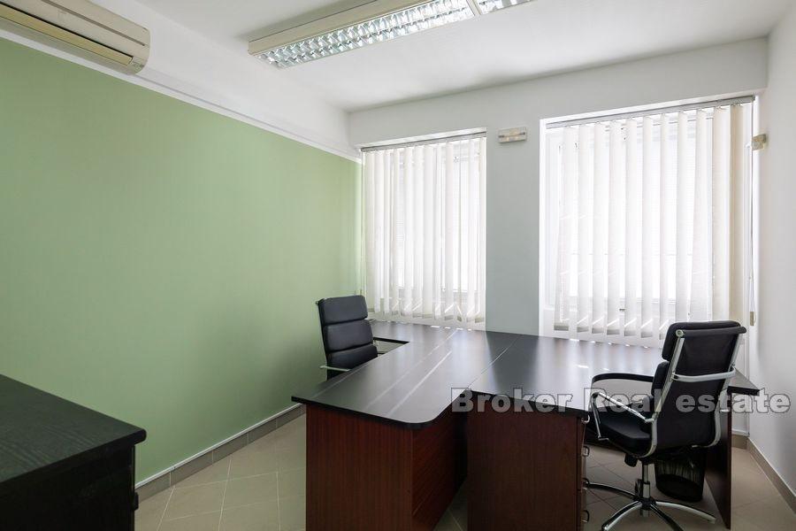 Split - Well-organized office space