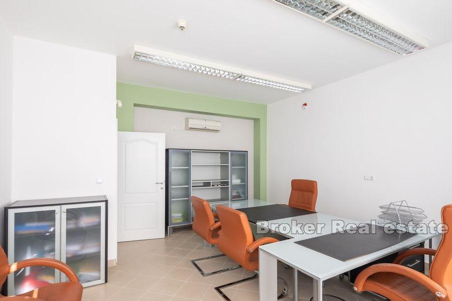 Split - Well-organized office space