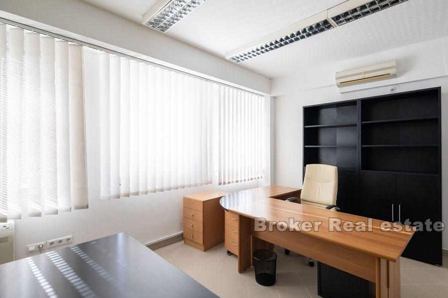 Split - Well-organized office space