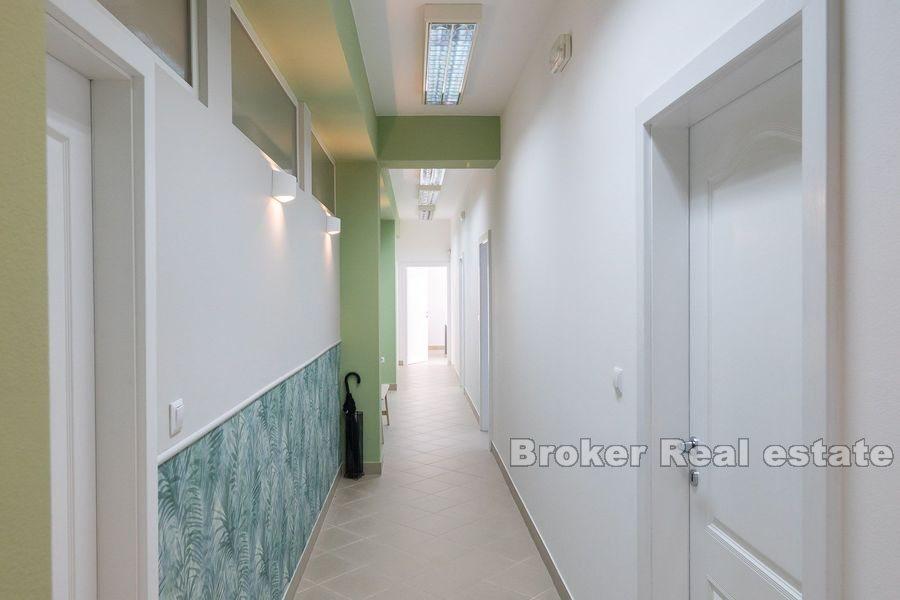 Split - Well-organized office space