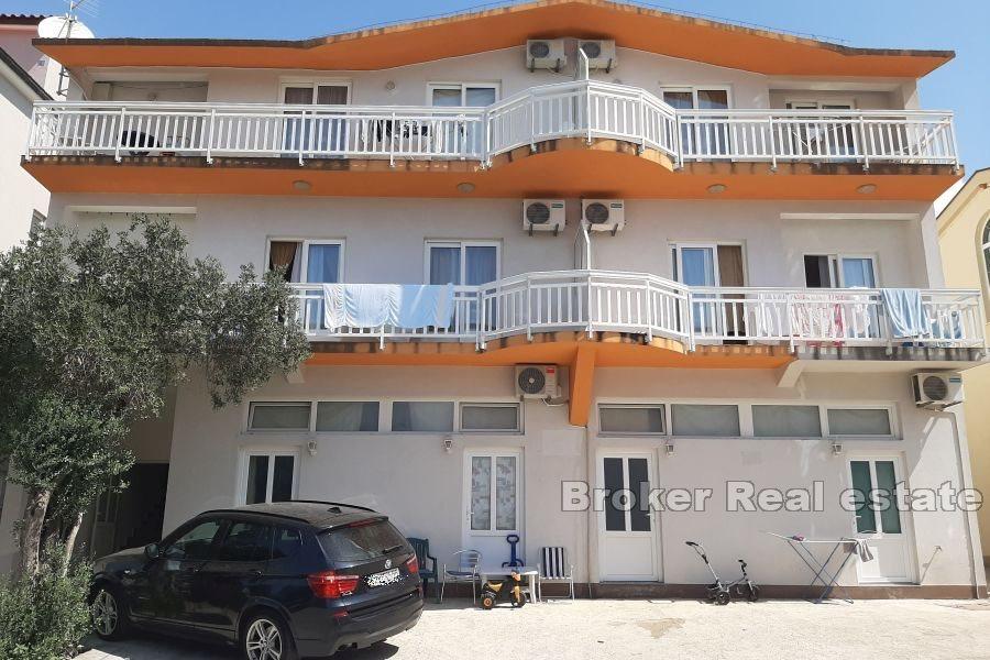 Makarska - Prostorný apartmánový dům v blízkosti moře