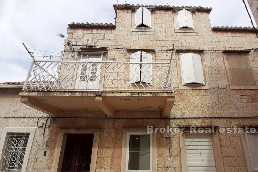 Ostrov Vis - Kamenný dům na 4 podlažích v centru ostrova