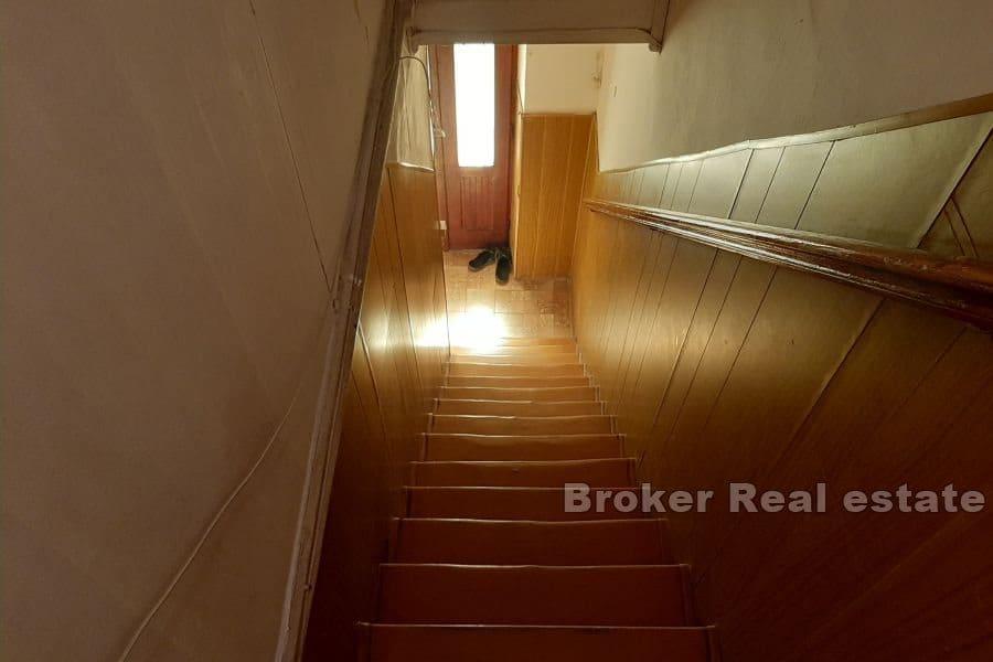 Остров Вис - Каменный дом на 4 этажа в центре острова