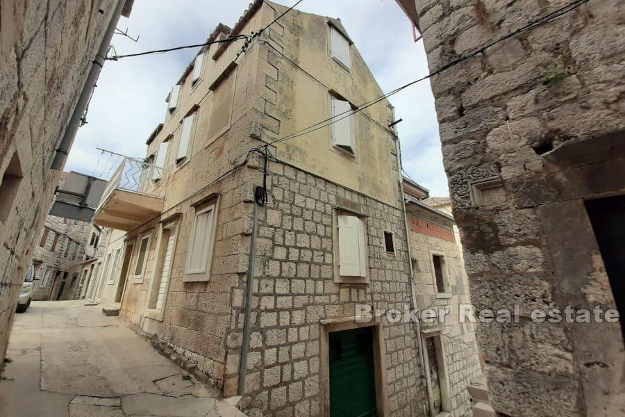 Остров Вис - Каменный дом на 4 этажа в центре острова