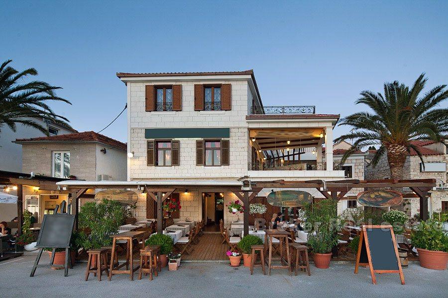 Rogoznica - zrekonstruovaný dům s restaurací u moře