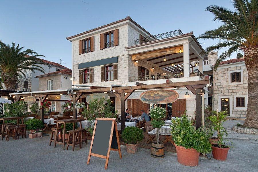 Rogoznica - zrekonstruovaný dům s restaurací u moře