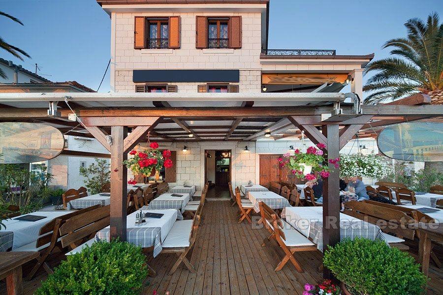 Rogoznica - zrekonstruovaný dům s restaurací u moře