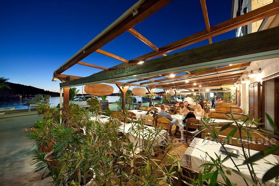 Rogoznica - zrekonstruovaný dům s restaurací u moře