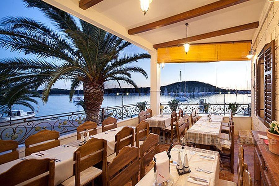 Rogoznica - zrekonstruovaný dům s restaurací u moře