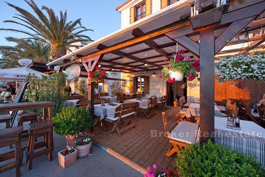 Rogoznica - zrekonstruovaný dům s restaurací u moře