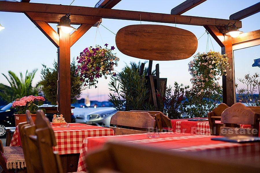 Rogoznica - zrekonstruovaný dům s restaurací u moře