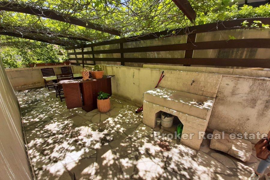 Split, Meje - Mieszkanie z trzema sypialniami i zamkniętym podwórkiem