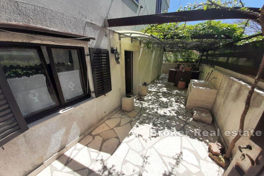 Split, Meje - Mieszkanie z trzema sypialniami i zamkniętym podwórkiem