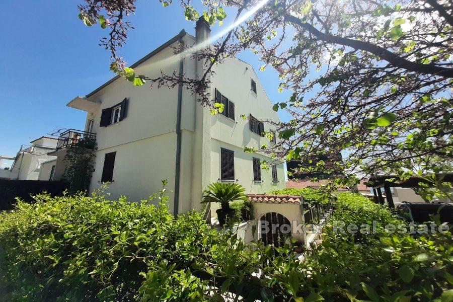 Split, Meje - Mieszkanie z trzema sypialniami i zamkniętym podwórkiem