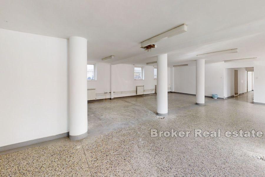 Immeuble de bureaux de quatre étages