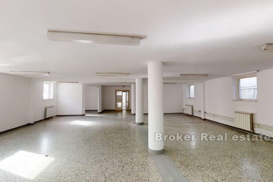 Immeuble de bureaux de quatre étages