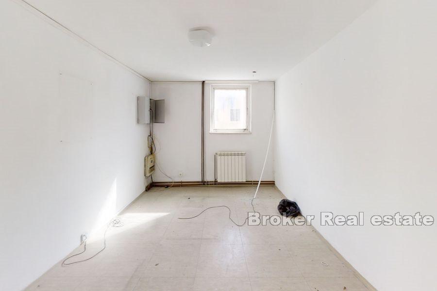 Immeuble de bureaux de quatre étages