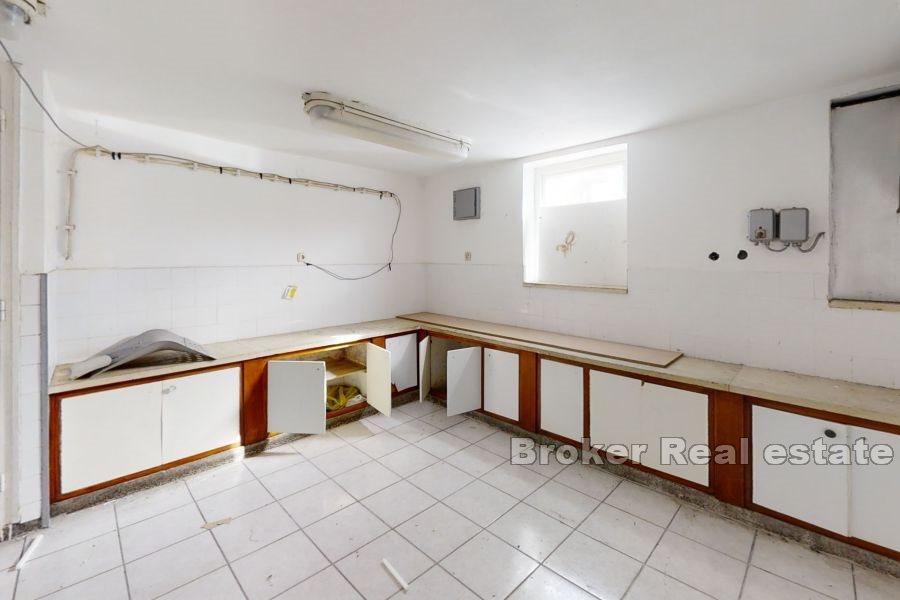 Immeuble de bureaux de quatre étages