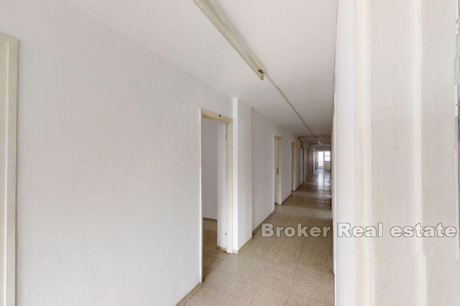 Immeuble de bureaux de quatre étages