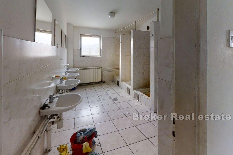 Immeuble de bureaux de quatre étages