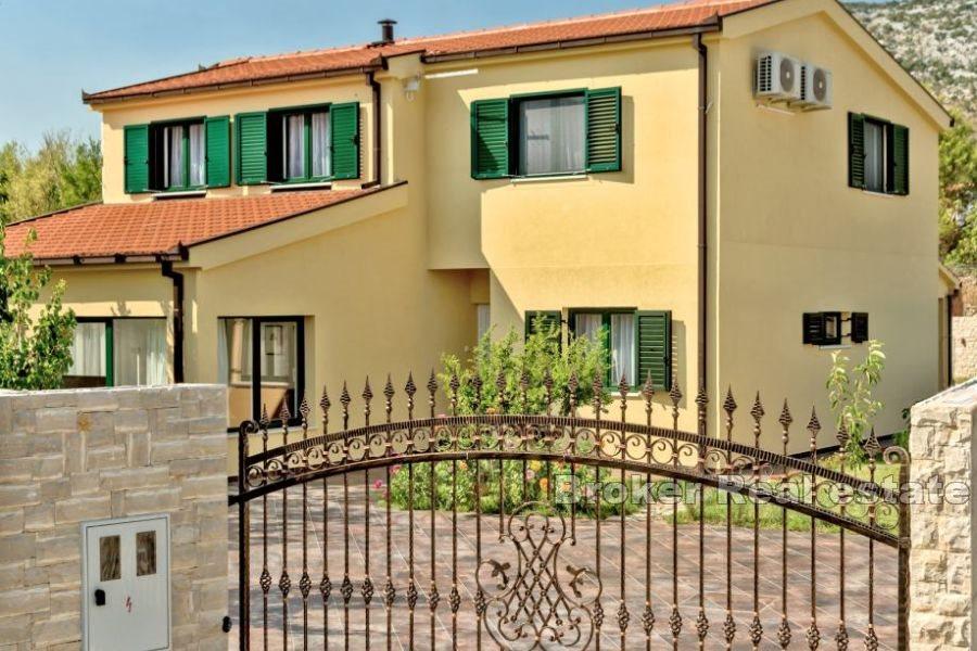 Omis -Villa de vacances rénovée avec piscine