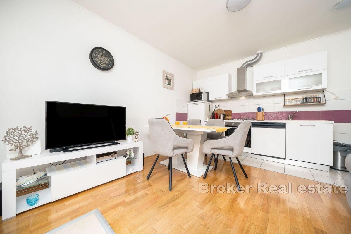 Omiš - Renovated semi-detached house with garden