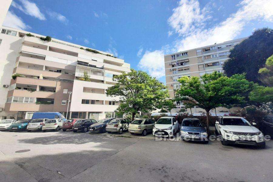 Split, Dobri - Affärslokal med parkering i garage