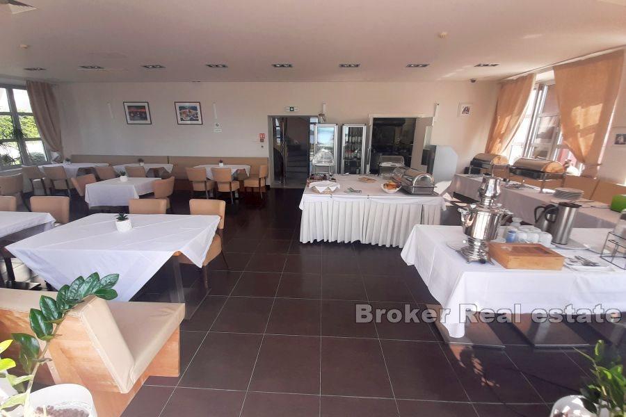 Rodzinny hotel w atrakcyjnym położeniu nad morzem