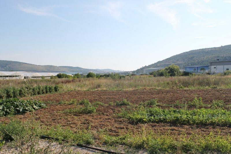 u blizini Trogira, građevinsko zemljište