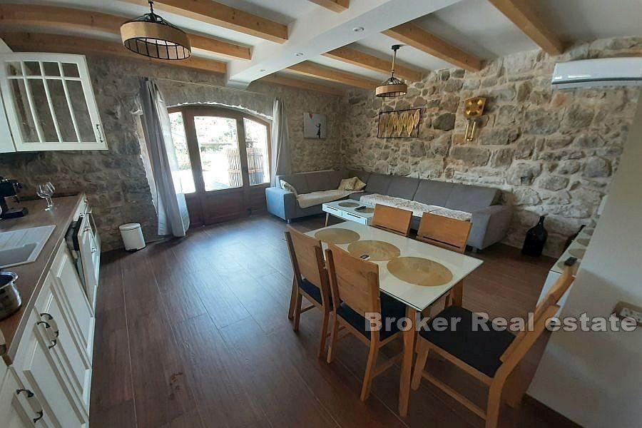 Hvar - Zrekonstruovaný kamenný dům s bazénem