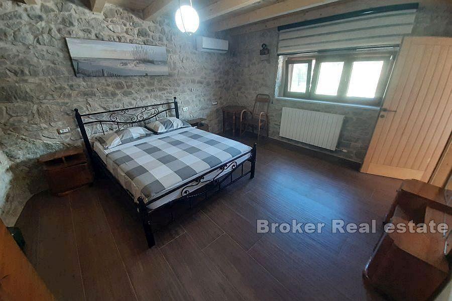 Hvar - Zrekonstruovaný kamenný dům s bazénem