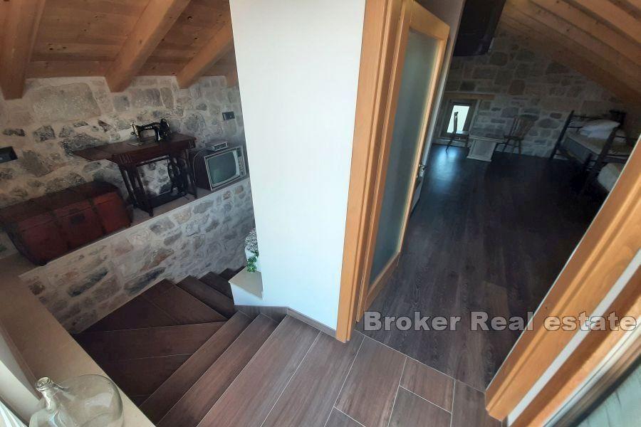 Hvar - Zrekonstruovaný kamenný dům s bazénem