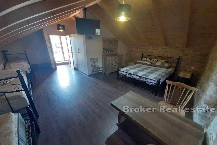 Hvar - Zrekonstruovaný kamenný dům s bazénem