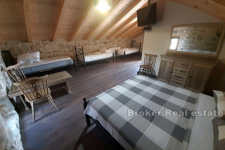 Hvar - Zrekonstruovaný kamenný dům s bazénem