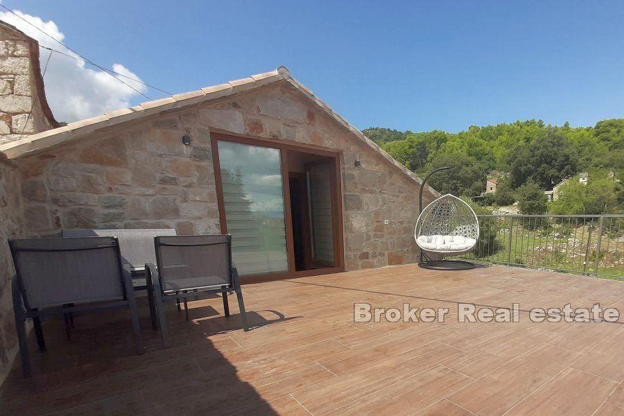 Hvar - Zrekonstruovaný kamenný dům s bazénem