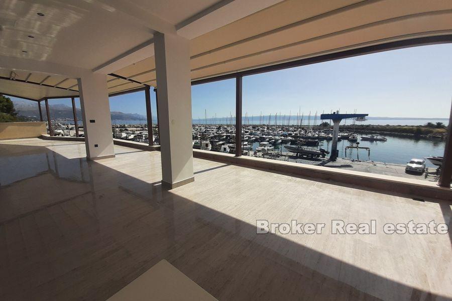 Split - business premises for catering purposes, by the sea