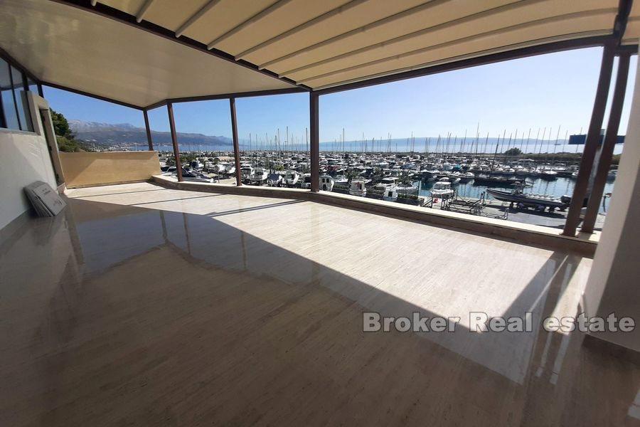 Split - business premises for catering purposes, by the sea