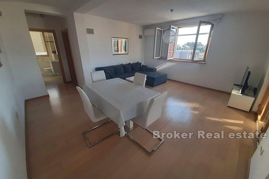 Zadar - Ładnie położony dom z widokiem na basen i morze