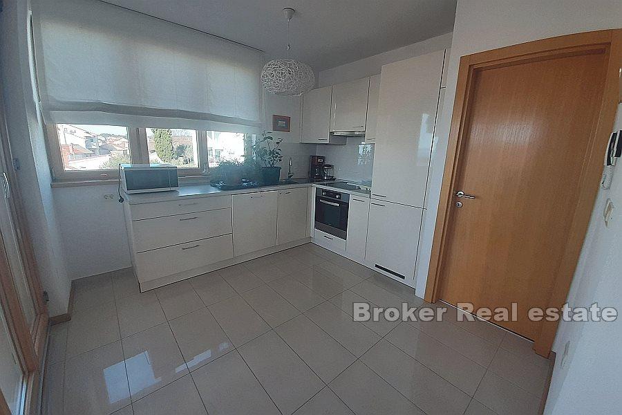 Zadar - Ładnie położony dom z widokiem na basen i morze