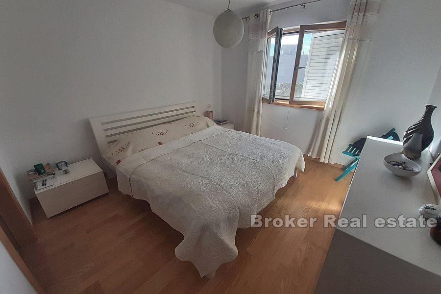 Zadar - Ładnie położony dom z widokiem na basen i morze