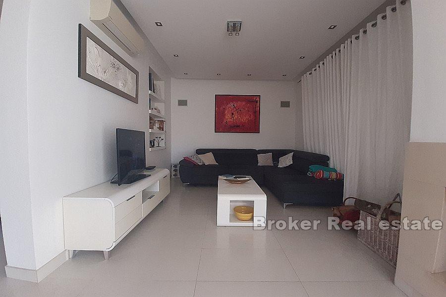 Zadar - Ładnie położony dom z widokiem na basen i morze