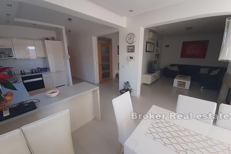 Zadar - Ładnie położony dom z widokiem na basen i morze